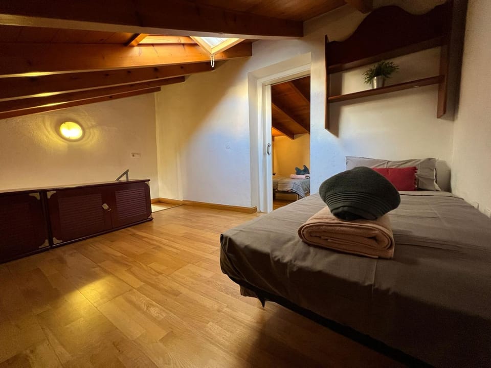Bed, Photo of the whole room, Seating area, towels