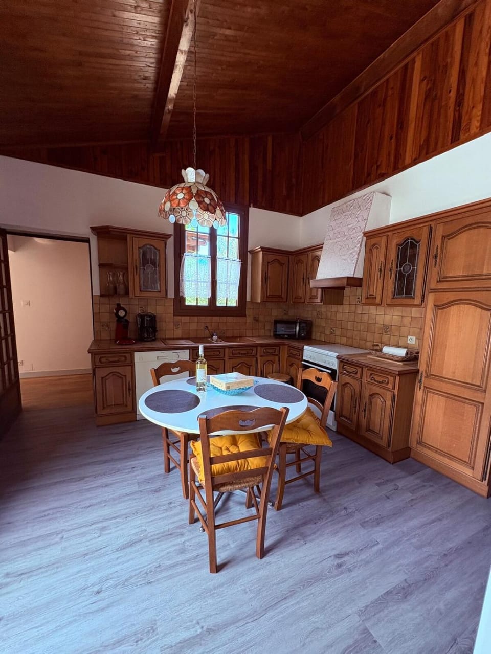 Kitchen or kitchenette, Dining area, stove