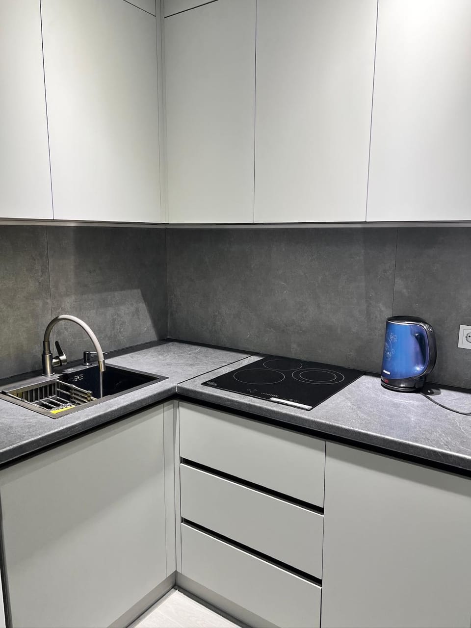 Kitchen or kitchenette, minibar, stove