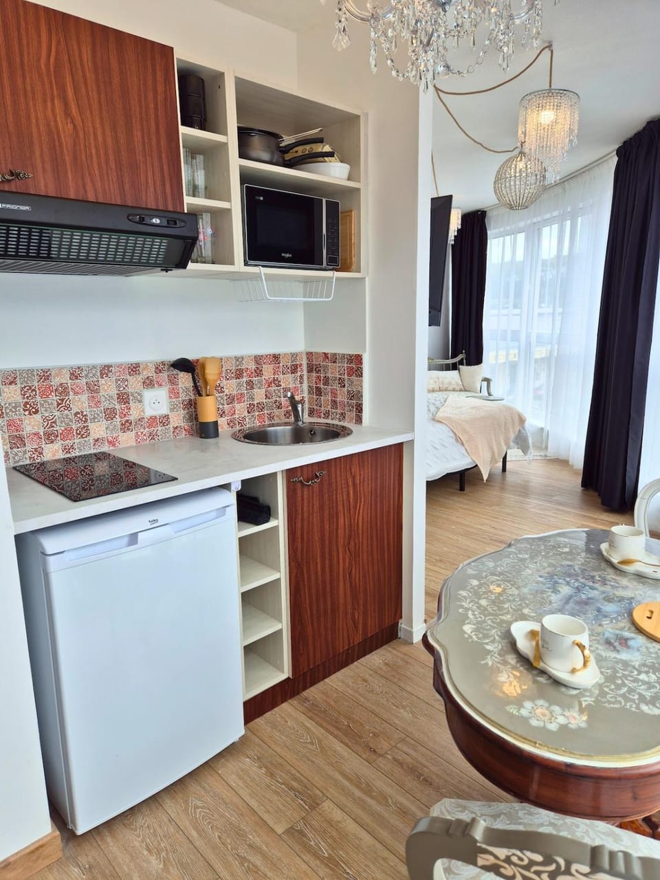Kitchen or kitchenette, Dining area