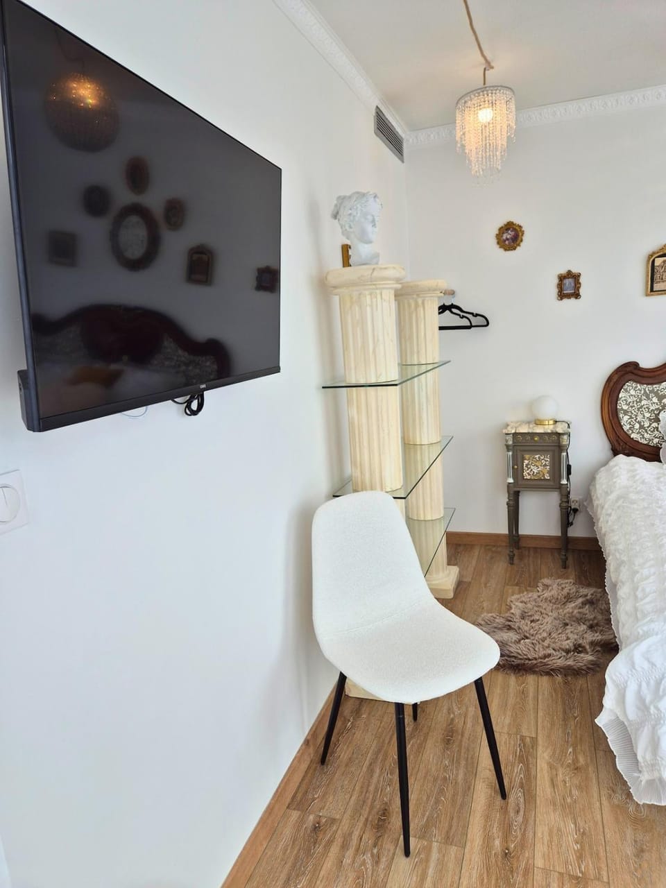 Bed, TV and multimedia