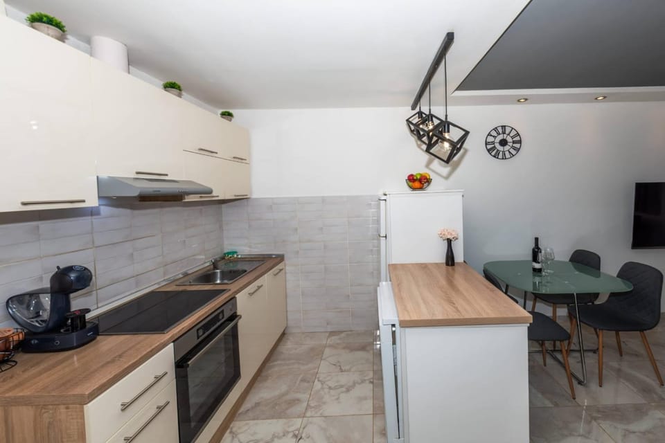 Kitchen or kitchenette, Dining area, dishwasher, oven, pet friendly, stove