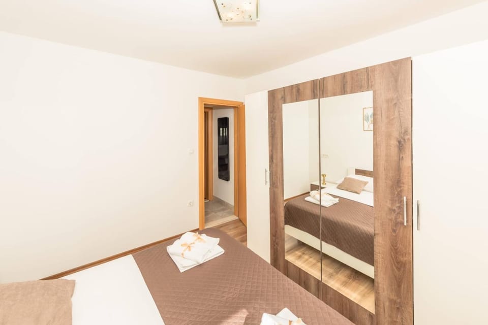 Bed, Bedroom, towels, wardrobe