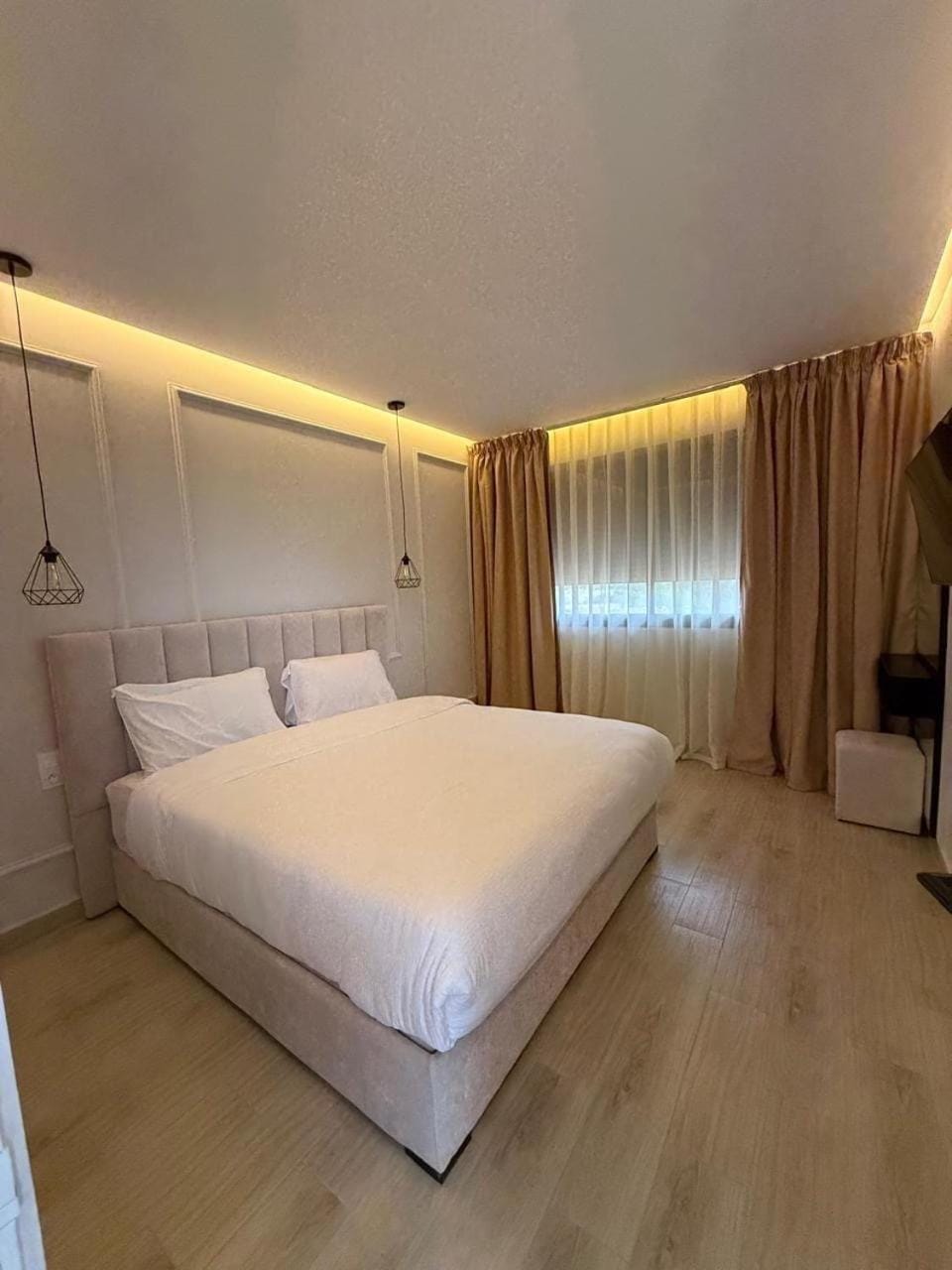 Bed, Photo of the whole room, Bedroom, air conditioner