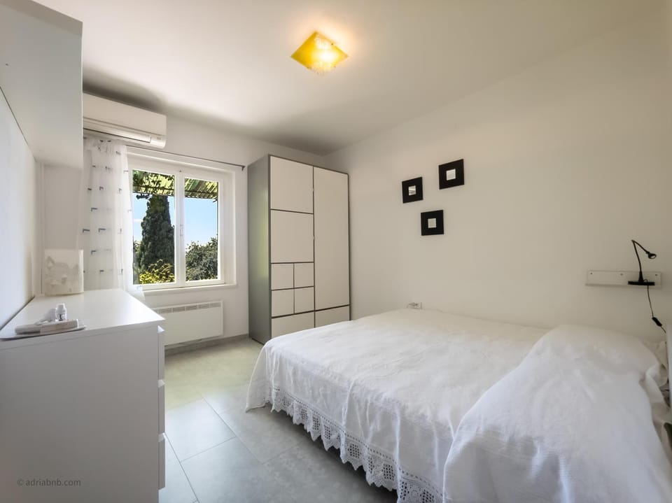 Bed, Photo of the whole room, Bedroom, wardrobe, air conditioner