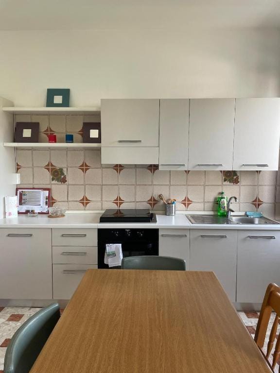 Kitchen or kitchenette, Dining area, stove