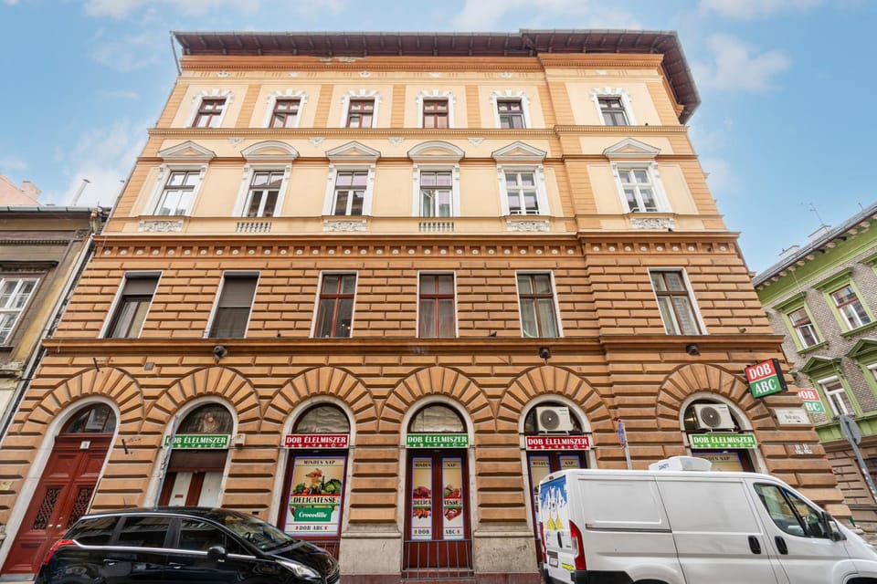 Property building, Day, Neighbourhood, On site, Location, Parking