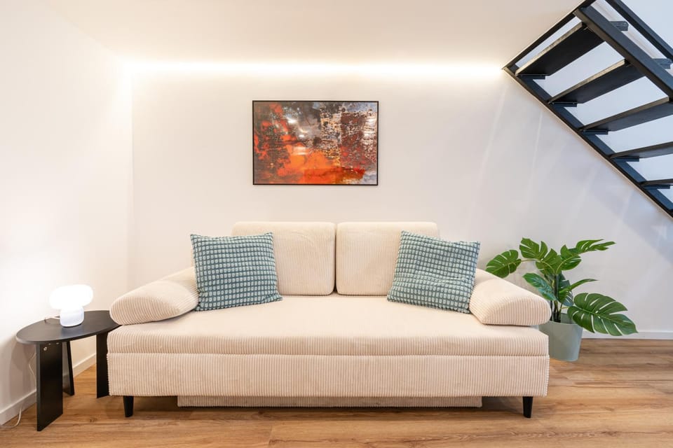 Living room, Photo of the whole room, Decorative detail, Seating area, internet