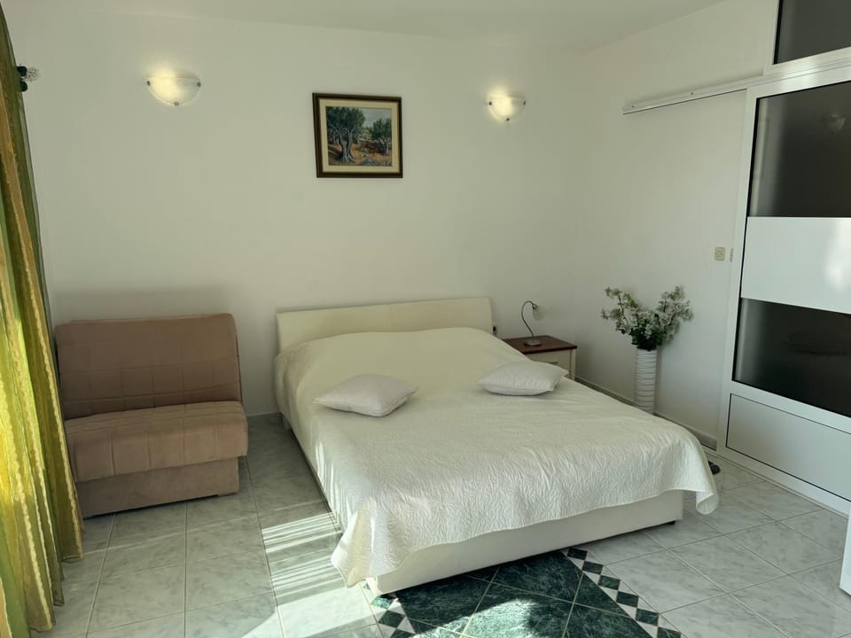 Bed, Living room
