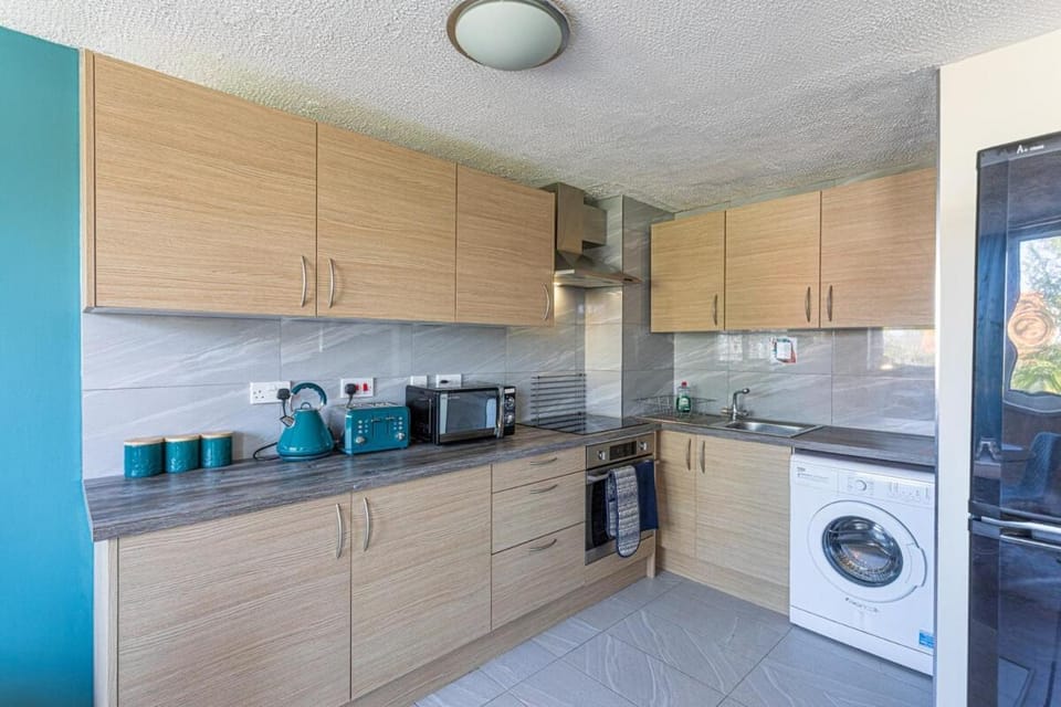 4 Bed Home Near New Cross Hospital-Contractors, Relocation, Families House in Wolverhampton