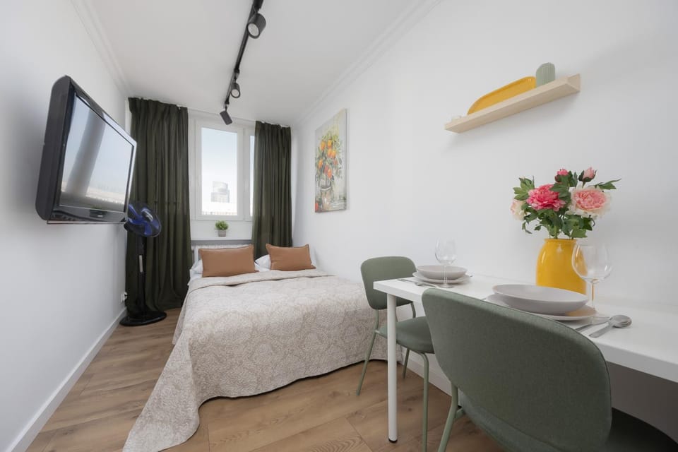 Bed, TV and multimedia, Photo of the whole room, Seating area, Bedroom