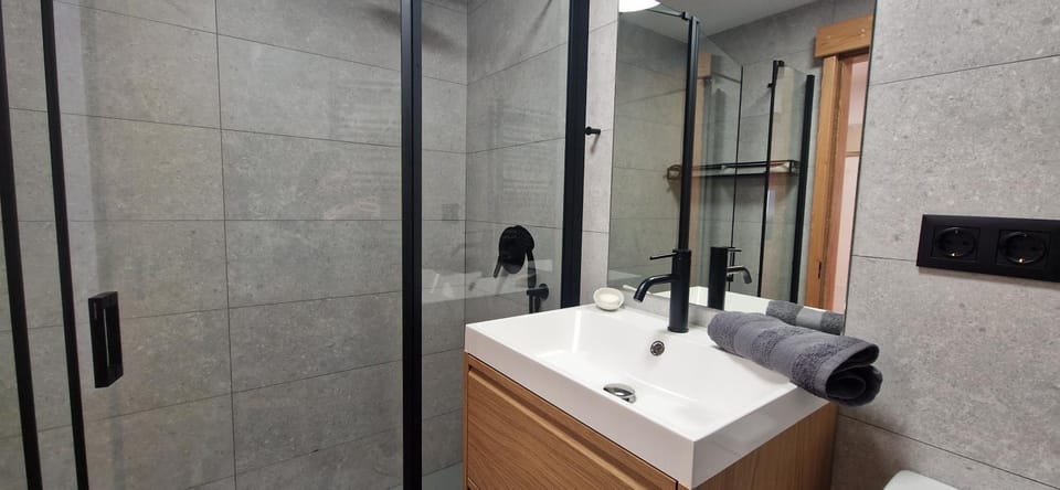 Shower, Bathroom, towels