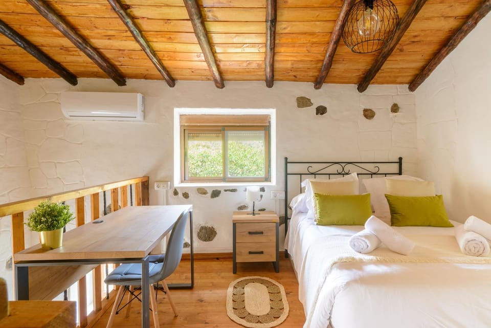 Bed, Photo of the whole room, Seating area, Bedroom, towels