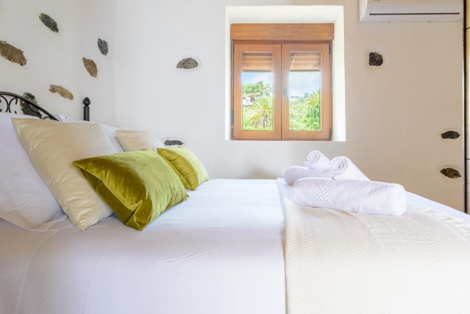 Bed, Bedroom, towels
