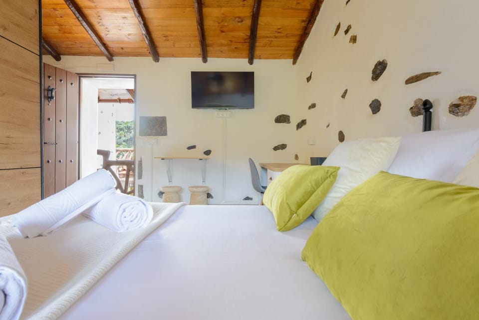 Bed, TV and multimedia, Seating area, Bedroom