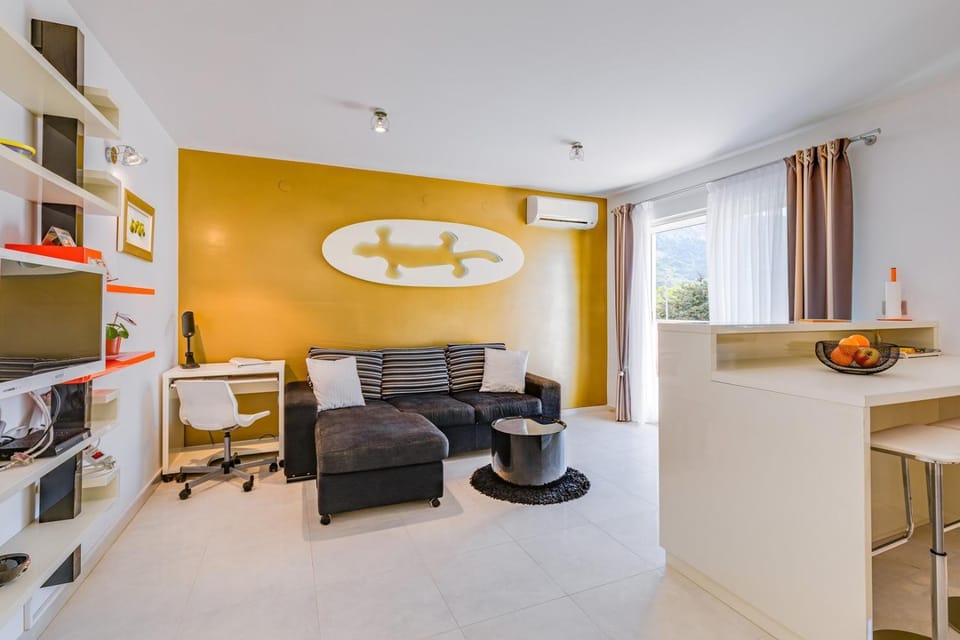 TV and multimedia, Kitchen or kitchenette, Living room, Seating area, internet