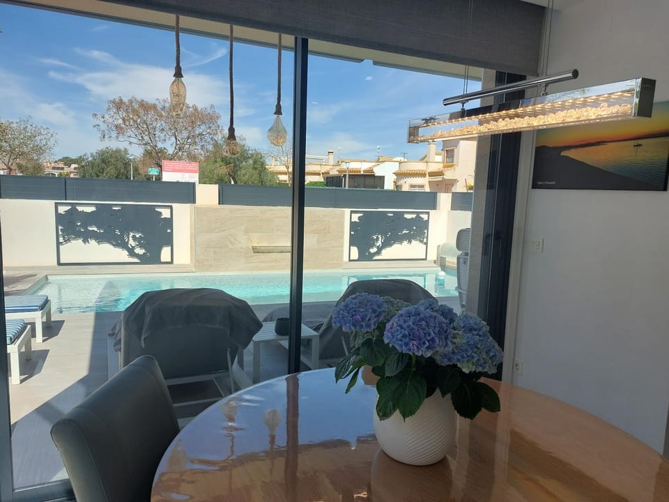 Day, View (from property/room), Living room, Dining area, Pool view