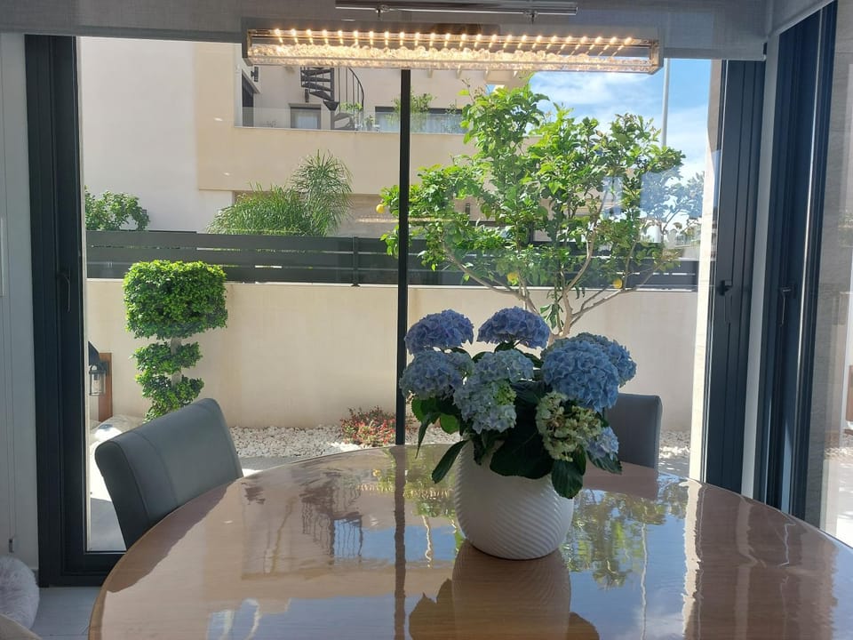 Living room, Dining area