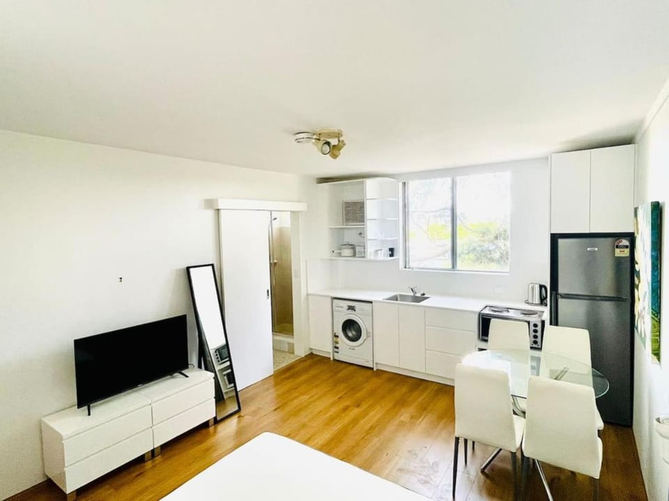 North Sydney Studio with Car Park AC Apartment in Sydney