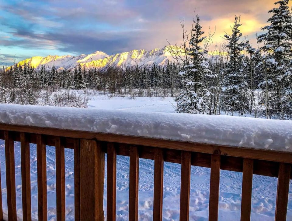 Alaskan Cabin in the Beautiful Knik River Valley with Panoramic Mountain Views, Palmer Cabin in Anchorage