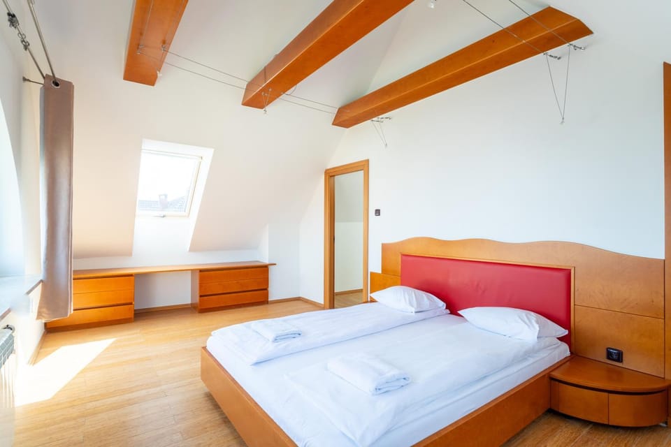Bed, Photo of the whole room, Bedroom, towels