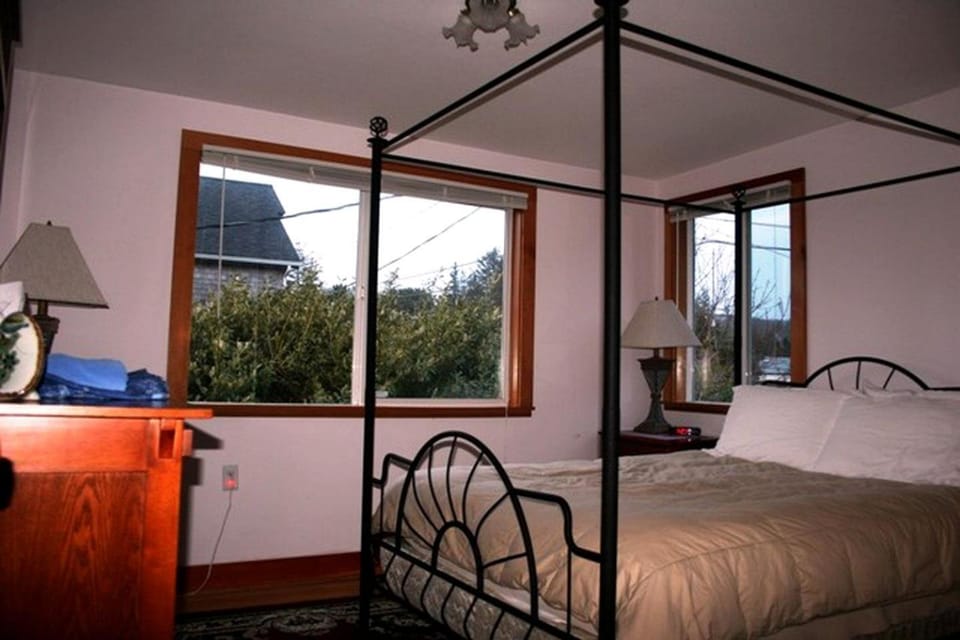 Spacious Cottage Rental with Ocean Views in Netarts, Oregon House in Netarts