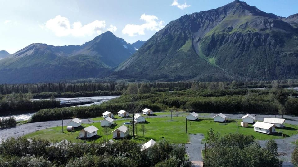 Cute and Comfortable Safari Tent in Seward, Alaska - Amazing Glamping Accommodation with Breathtaking Mountain Views Luxury tent in Seward