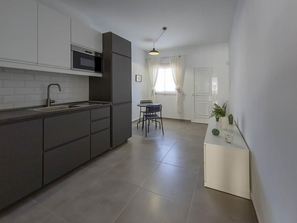 Kitchen or kitchenette, oven