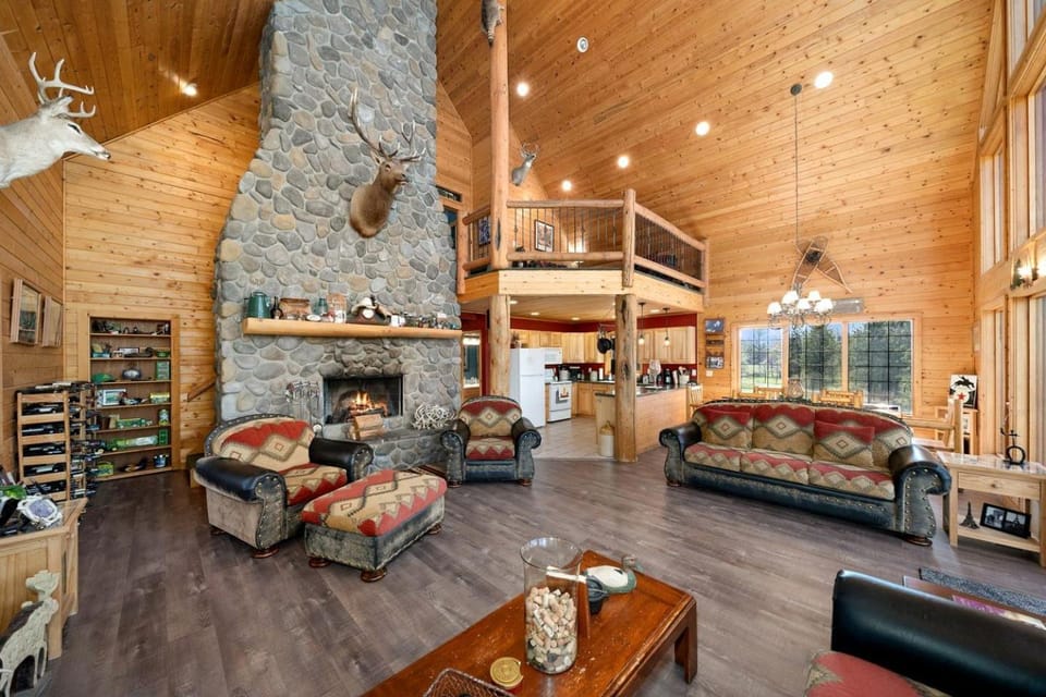 Spacious Rustic Cabin Rental with a Hot Tub in Cheney, Washington Cabin in Washington