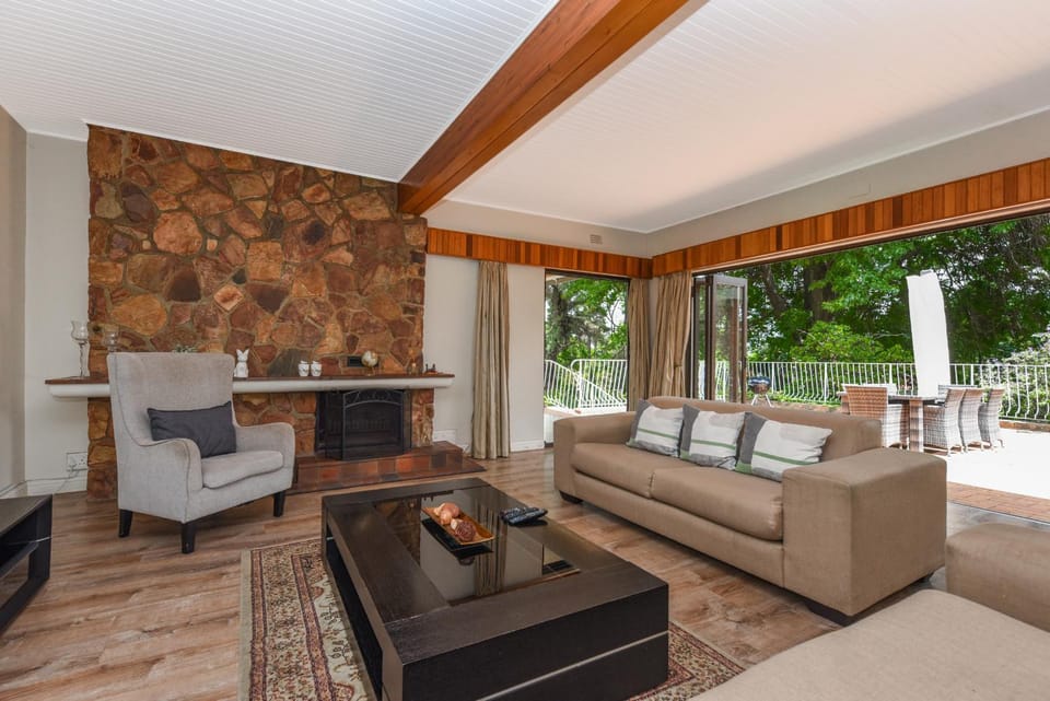 4 Bedroom - Family Home - Tennis Court - Pool House in Sandton