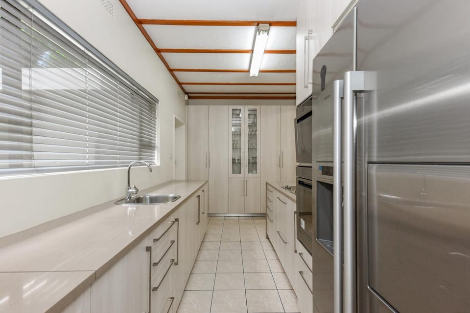 4 Bedroom - Family Home - Tennis Court - Pool House in Sandton