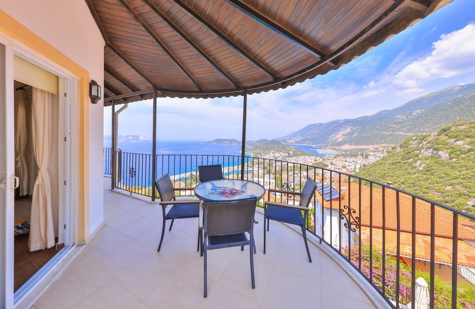 View (from property/room), Balcony/Terrace, Dining area