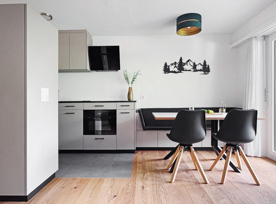 Kitchen or kitchenette, Dining area