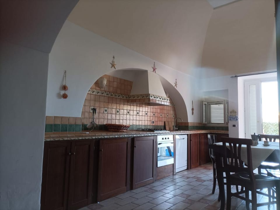 Kitchen or kitchenette, Dining area, stove