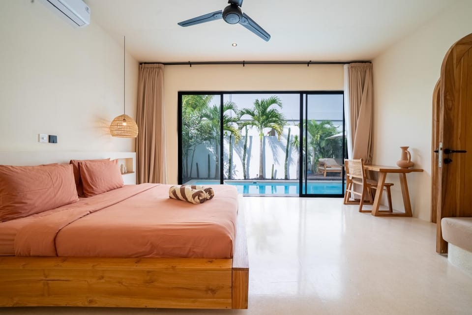 Bed, Photo of the whole room, Seating area, Bedroom, Pool view, air conditioner