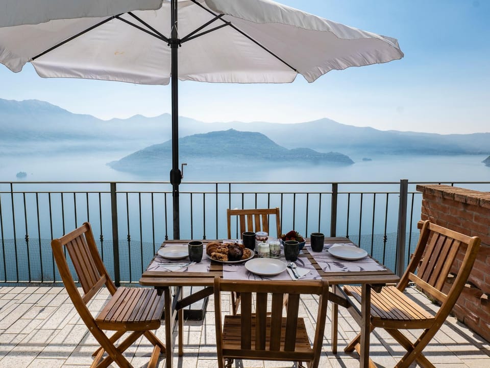 Balcony/Terrace, Dining area, Lake view