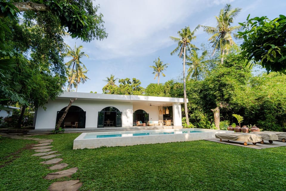 Property building, Day, Garden, Garden view, Pool view, Swimming pool