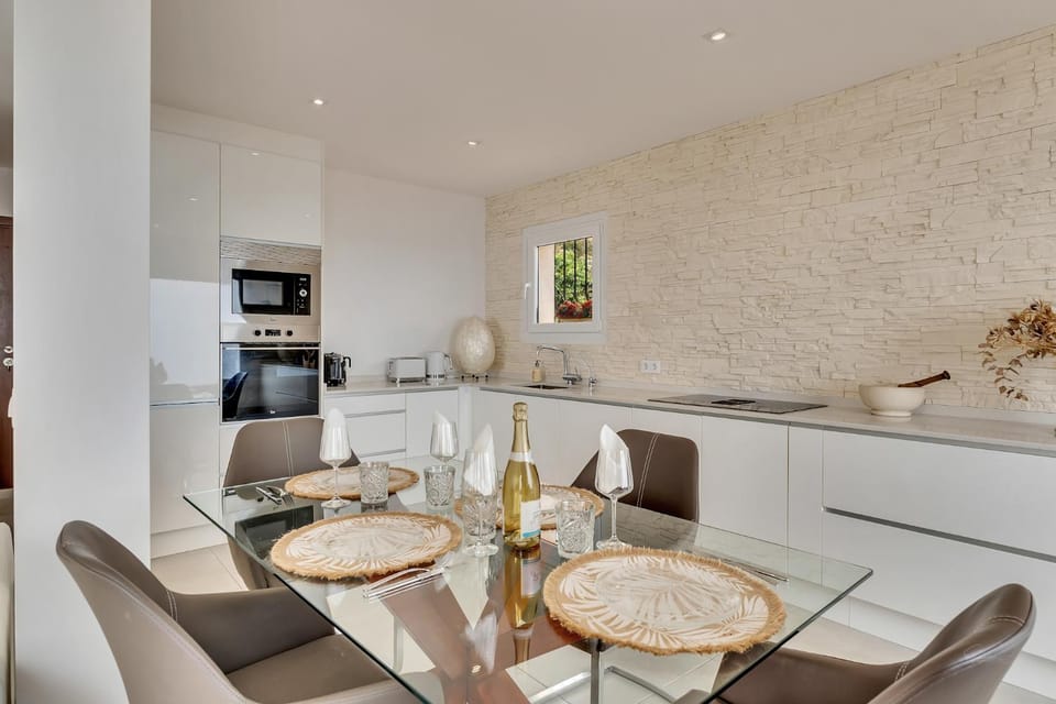 Kitchen or kitchenette, Seating area, Dining area, stove