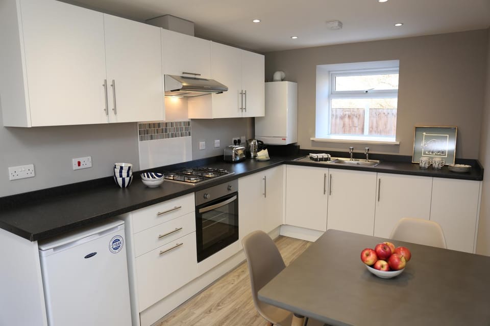 Coffee/tea facilities, Kitchen or kitchenette, Dining area, stove, toaster