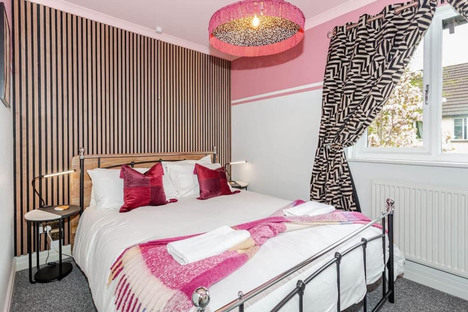 Kendal Explorers 3BR House with Free Parking and EV House in England