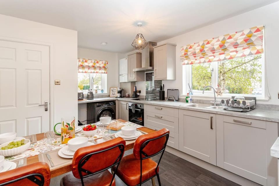 Kendal Explorers 3BR House with Free Parking and EV House in England