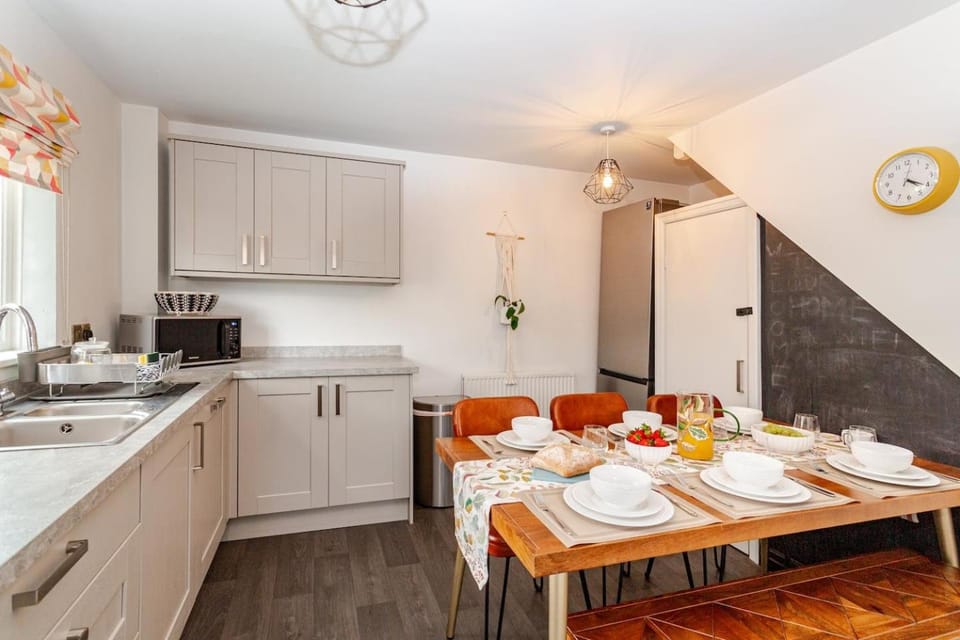 Kendal Explorers 3BR House with Free Parking and EV House in England