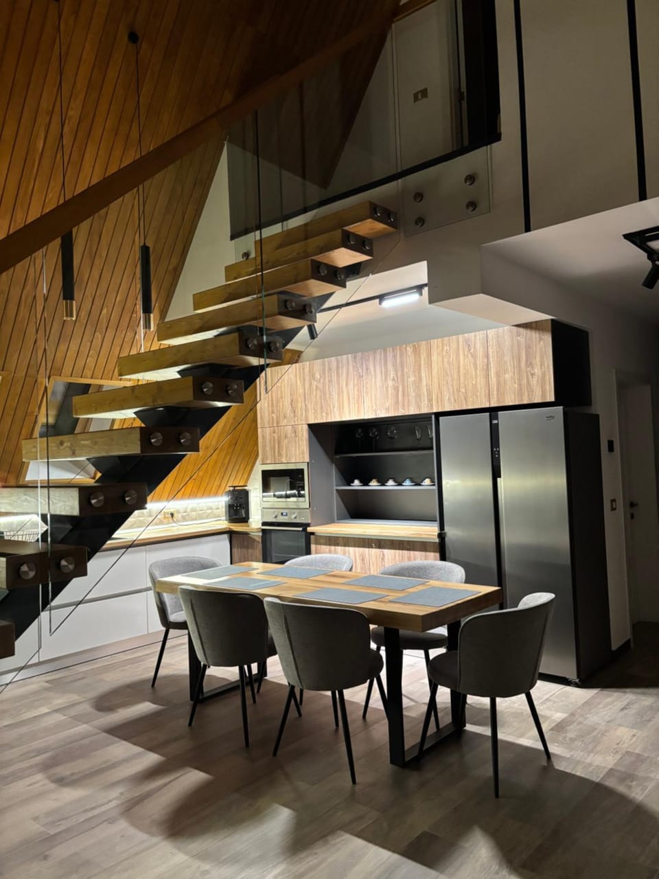 Kitchen or kitchenette, Dining area