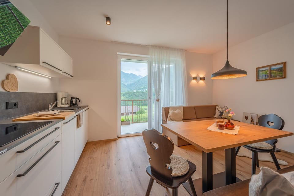 Kitchen or kitchenette, Living room, Seating area, Dining area