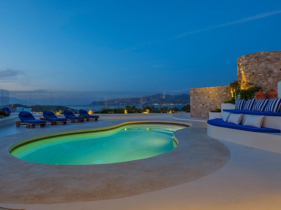 Villa Kiya - Beachfront Villa with Mykonos Town and Sunset Views Villa in Mykonos, Mikonos 846 00, Greece
