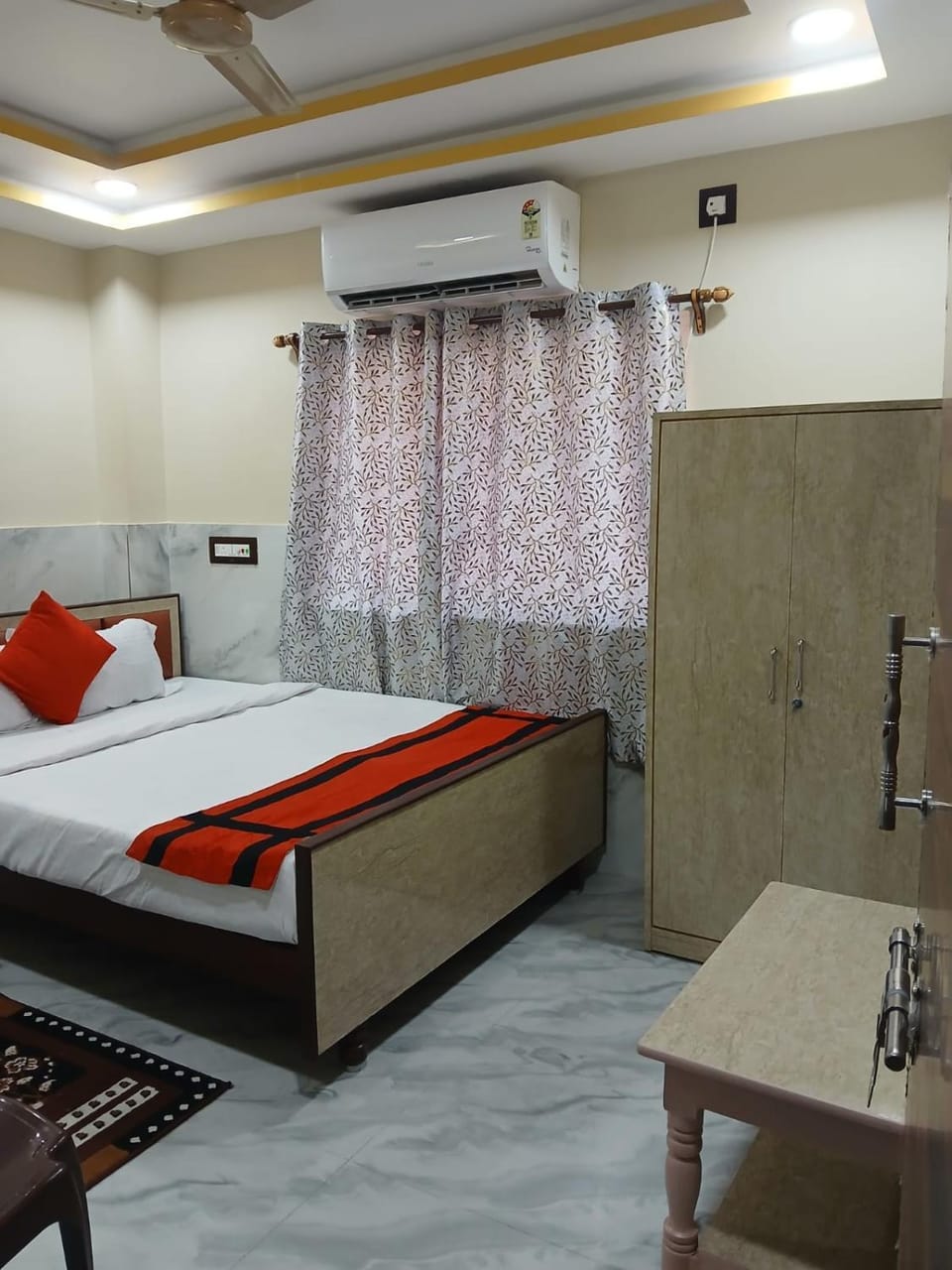 Photo of the whole room, Bedroom, wardrobe, air conditioner