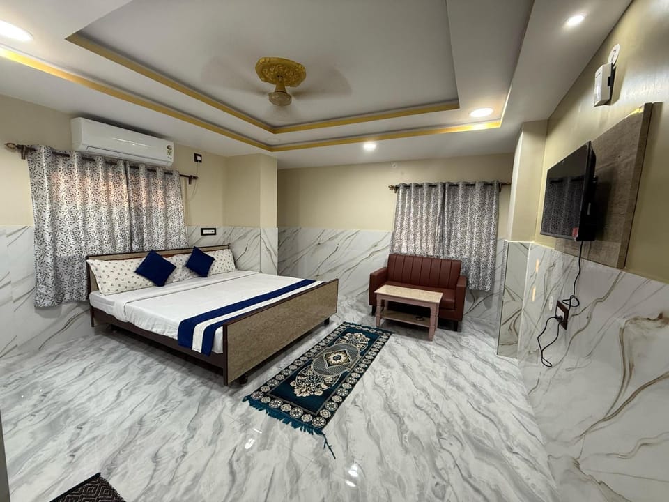 Bed, TV and multimedia, Photo of the whole room, Seating area, Bedroom