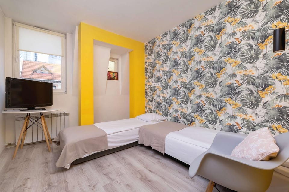 Bed, TV and multimedia, Living room, Photo of the whole room, Seating area, Evening entertainment, Bedroom, towels
