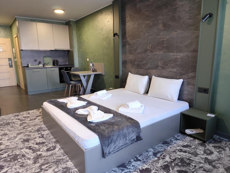 Kitchen or kitchenette, Dining area, Bedroom