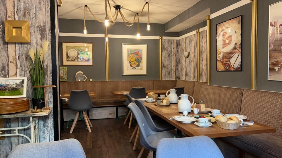 Restaurant/places to eat, Coffee/tea facilities, Food and drinks, Seating area, Food